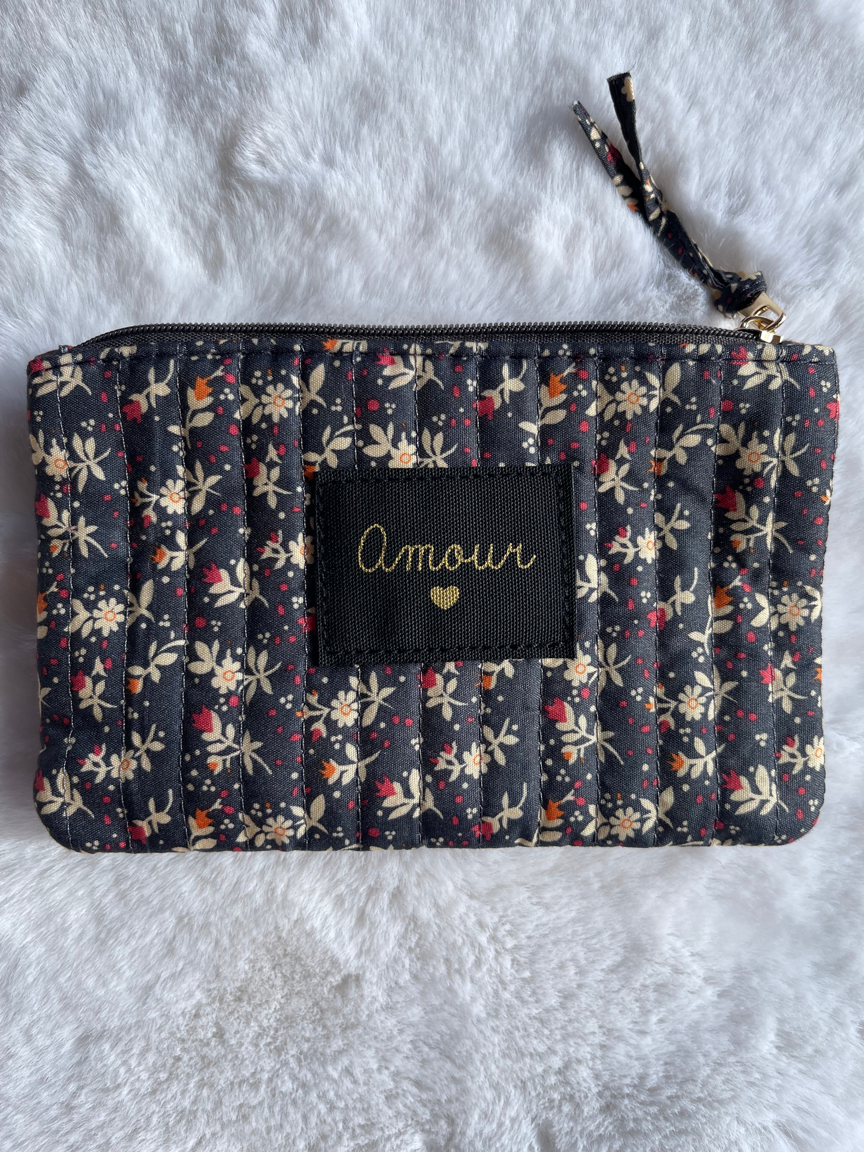 Trousse Matelassée Liberty « Amour » – Fond Noir