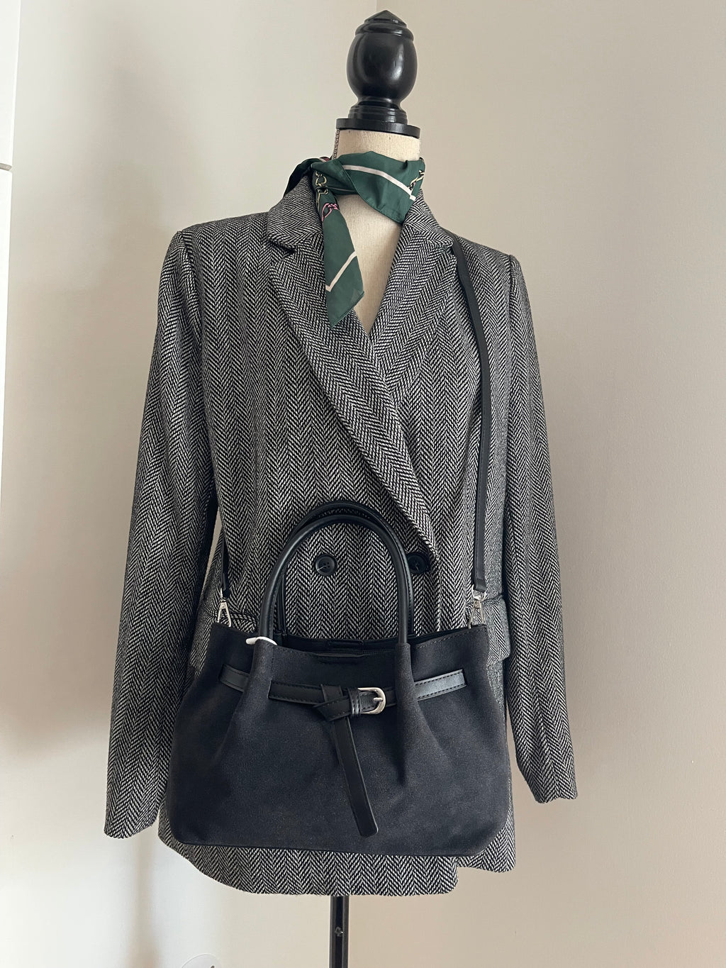 Sac Bucket Suédine ✨ – Noir & Ceinture Cuir Argentée
