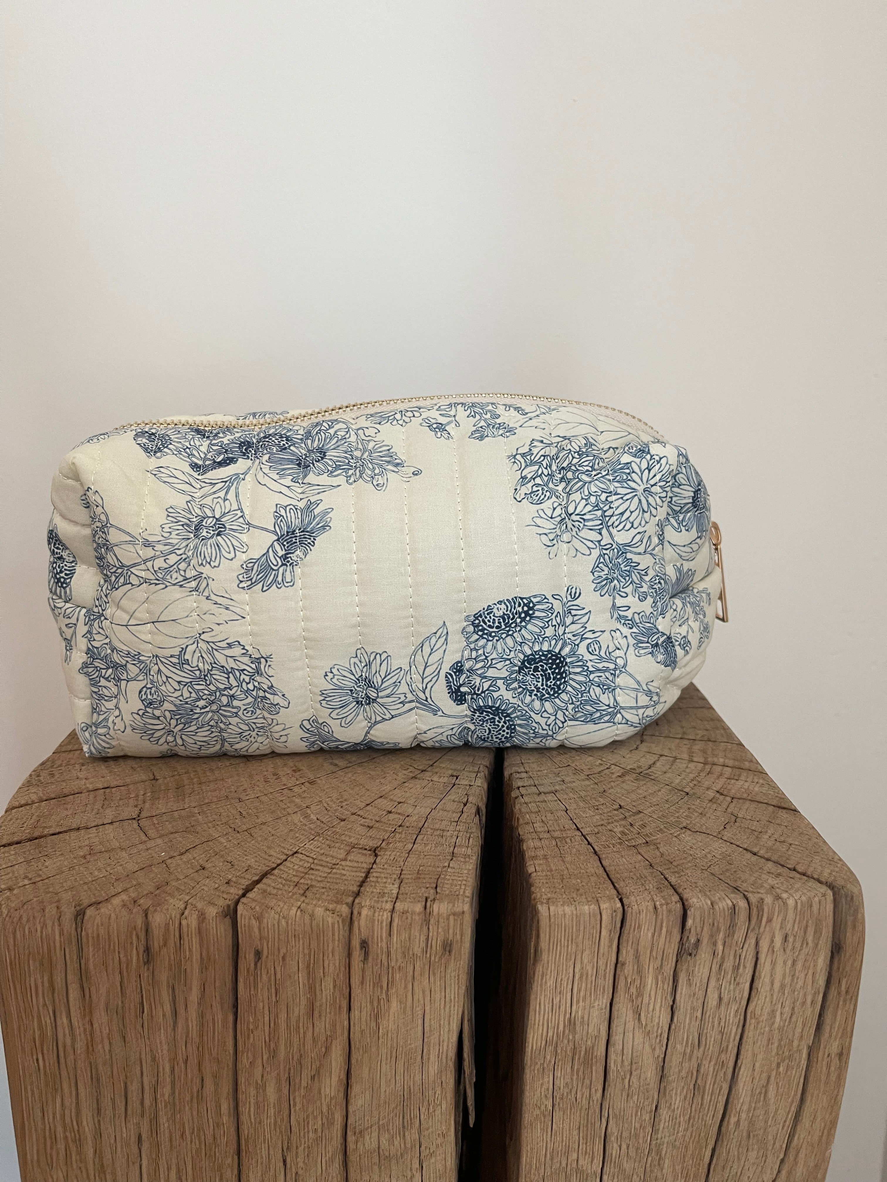 Trousse Matelassée Fleurie 🌿 – Crème & Bleu Marine