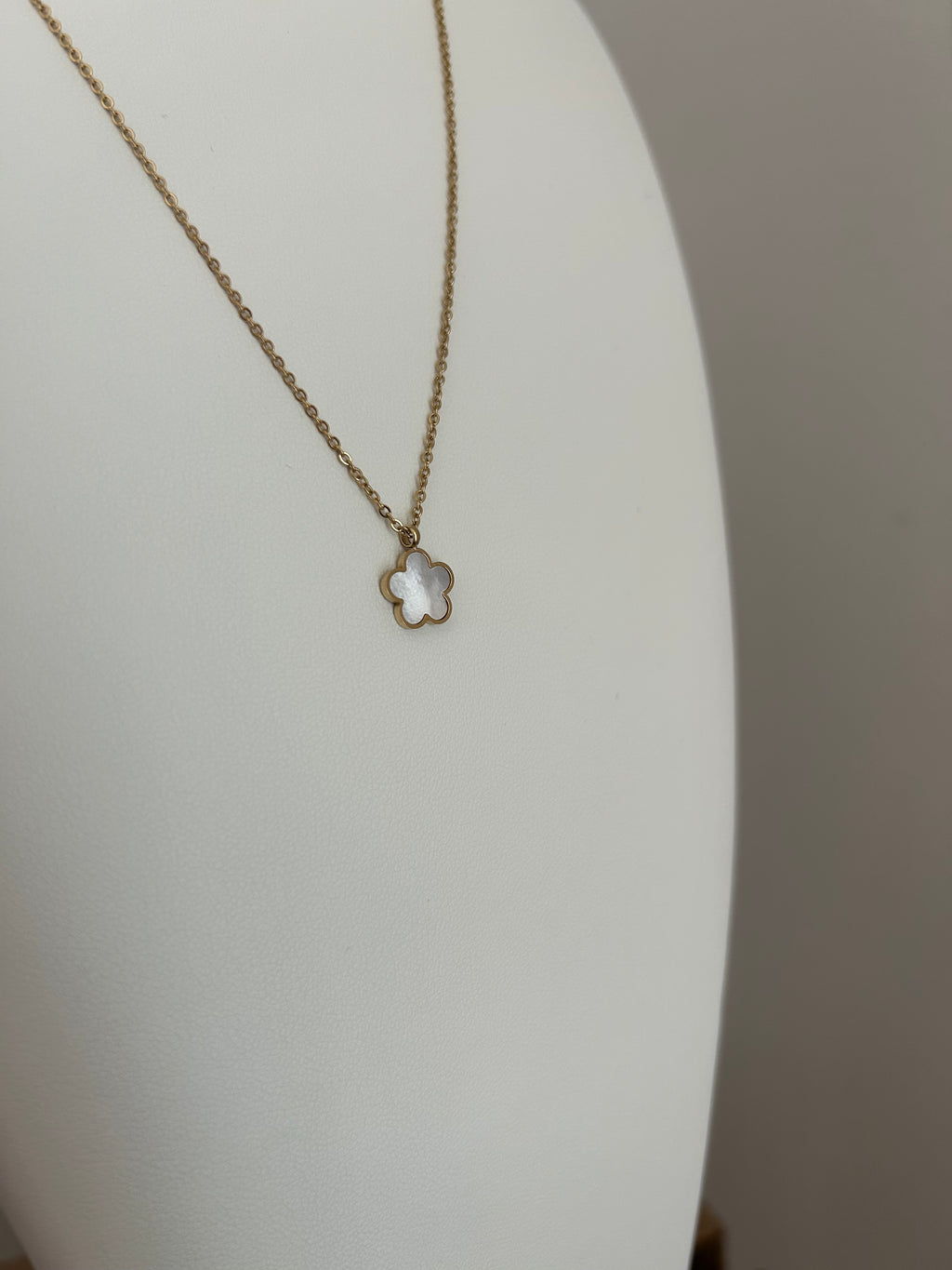 Collier Pendentif Fleur Nacre Blanche - Acier Inoxydable Doré