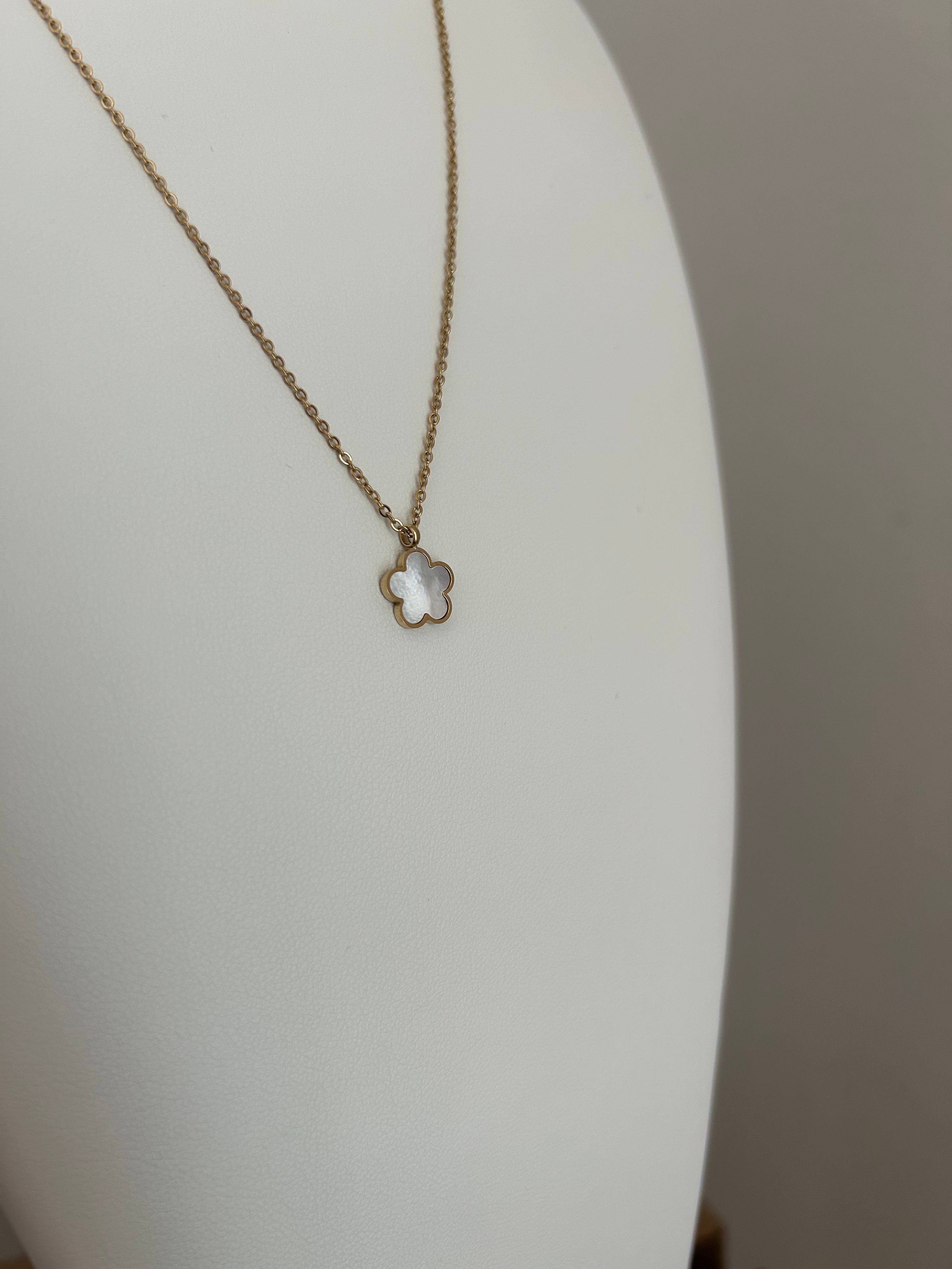Collier Pendentif Fleur Nacre Blanche - Acier Inoxydable Doré