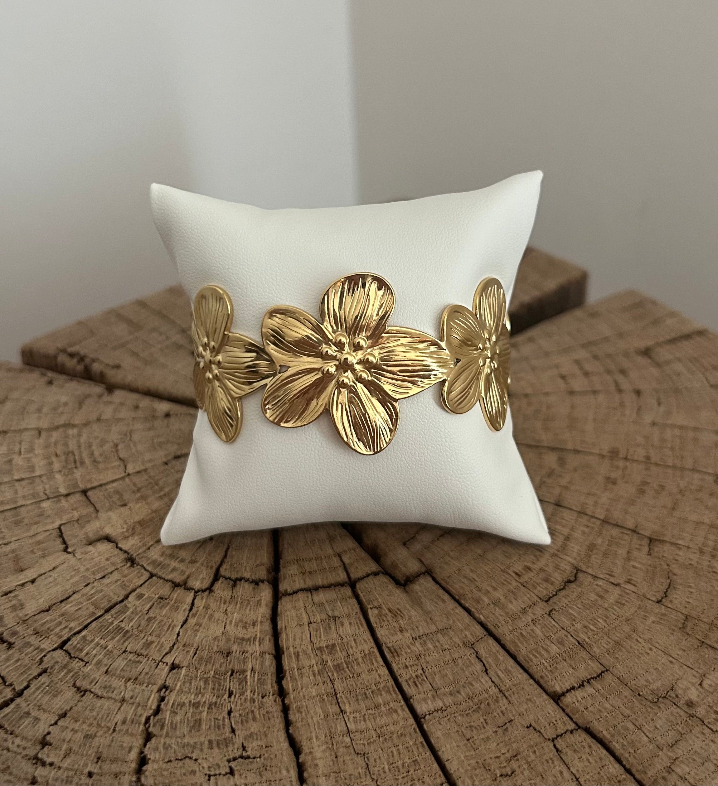 Bracelet Manchette 🌸 – Fleurs Dorées en Relief