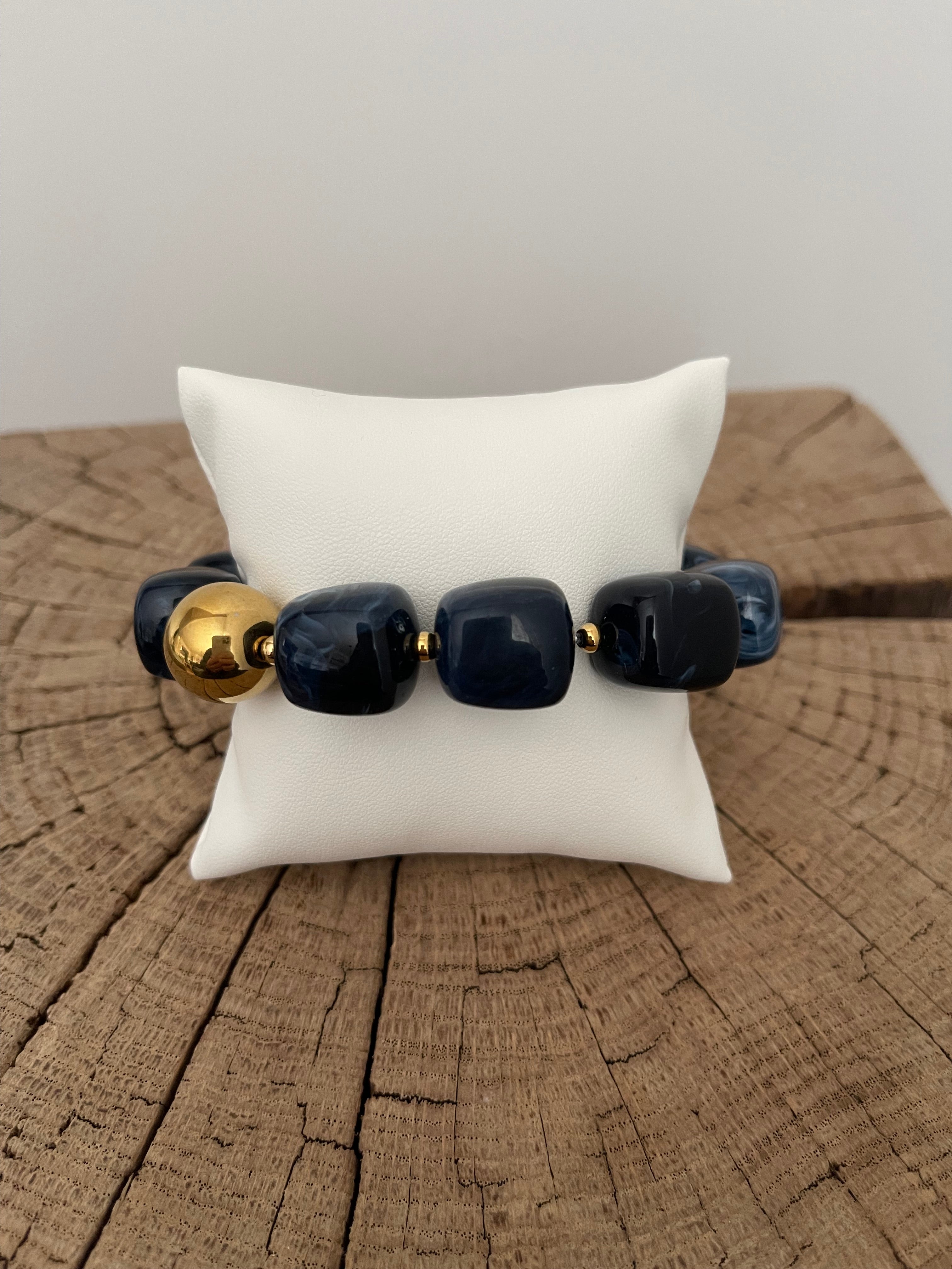 Bracelet Perles Résine ✨ – Bleu Nuit & Boule Dorée