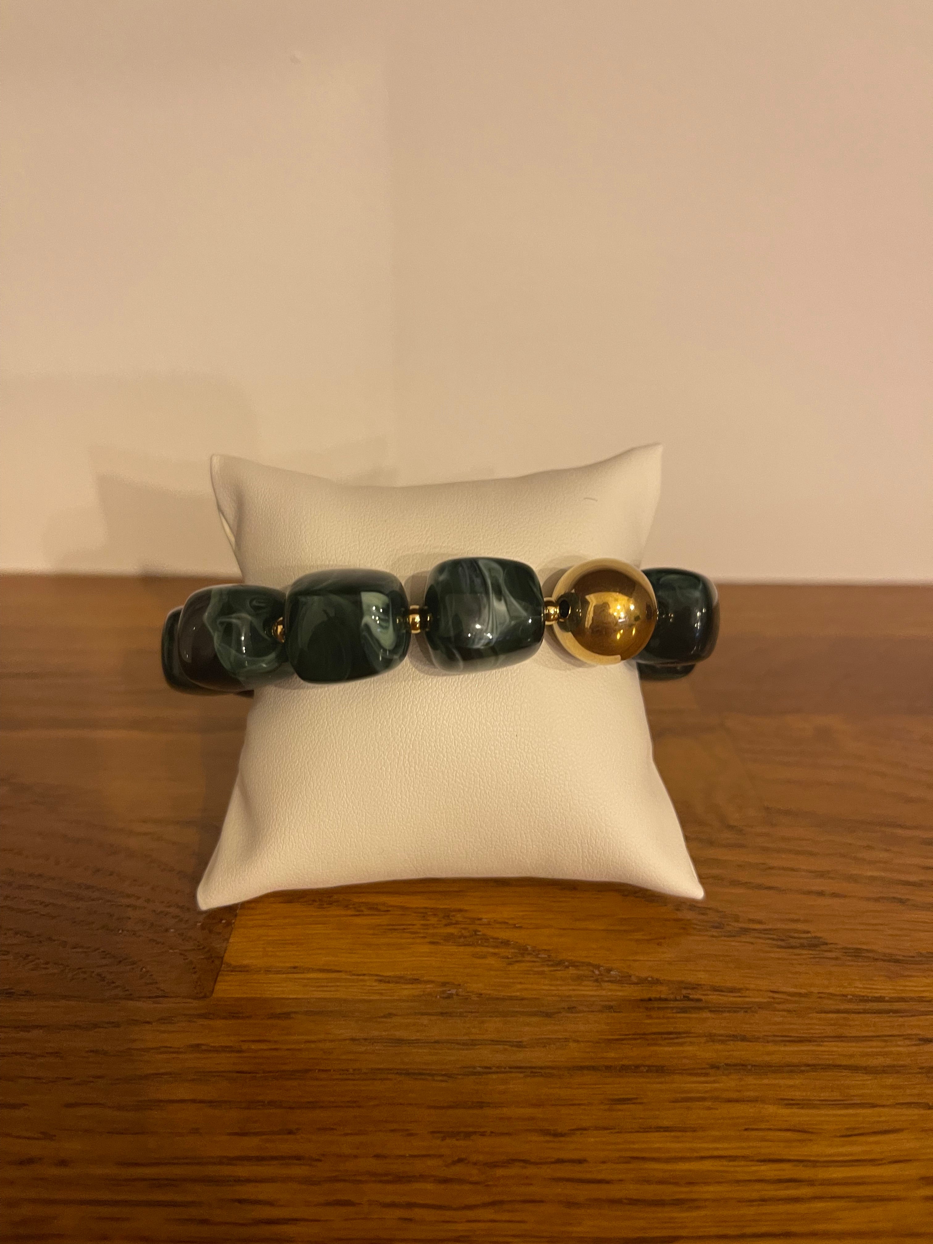Bracelet Perles Résine ✨ – Vert Forêt Marbre & Boule Dorée