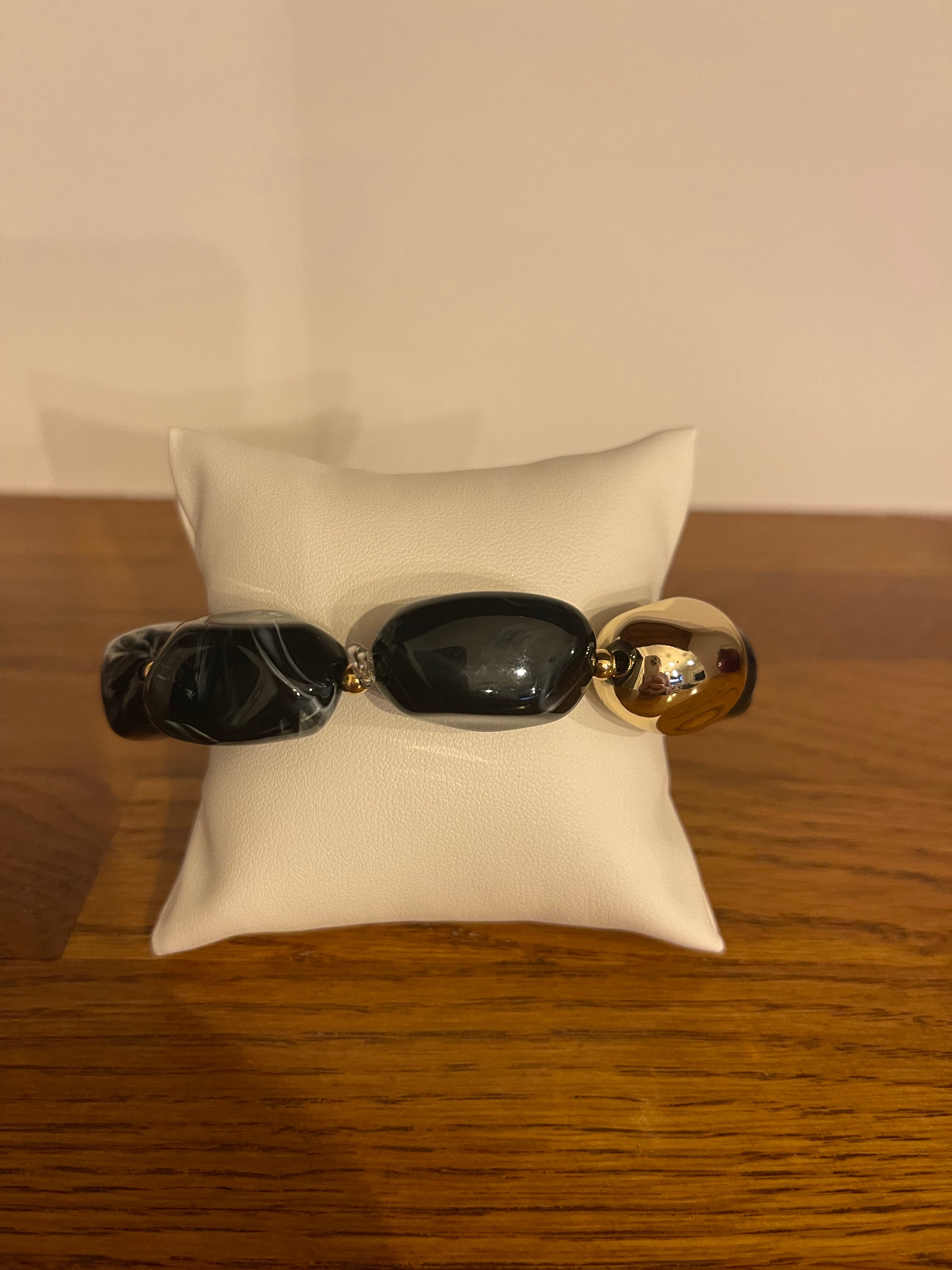Bracelet Perles Résine ✨ – Noir Marbre & Boule Dorée